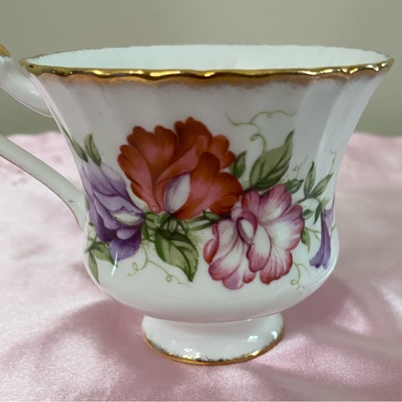 EUC VTG PARAGON SCALLOPED FLORAL BONE CHINA FOOTED TEACUP AND SAUCER - Picture 8 of 12